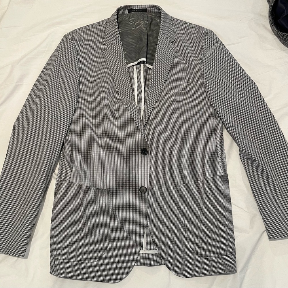 Hugo Boss Gray Blazer with Notched Lapels and Structured Shoulders